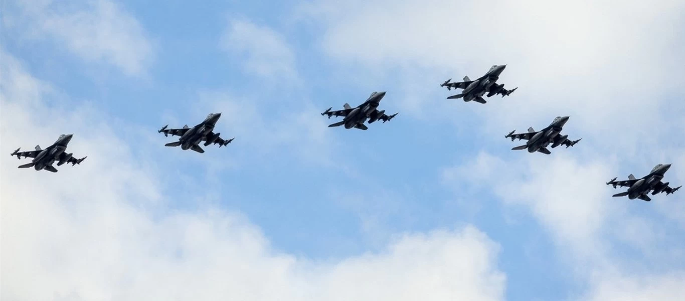 Μαχητικά αεροσκάφη πραγματοποίησαν πτήση πάνω από την Ακρόπολη (βίντεο)